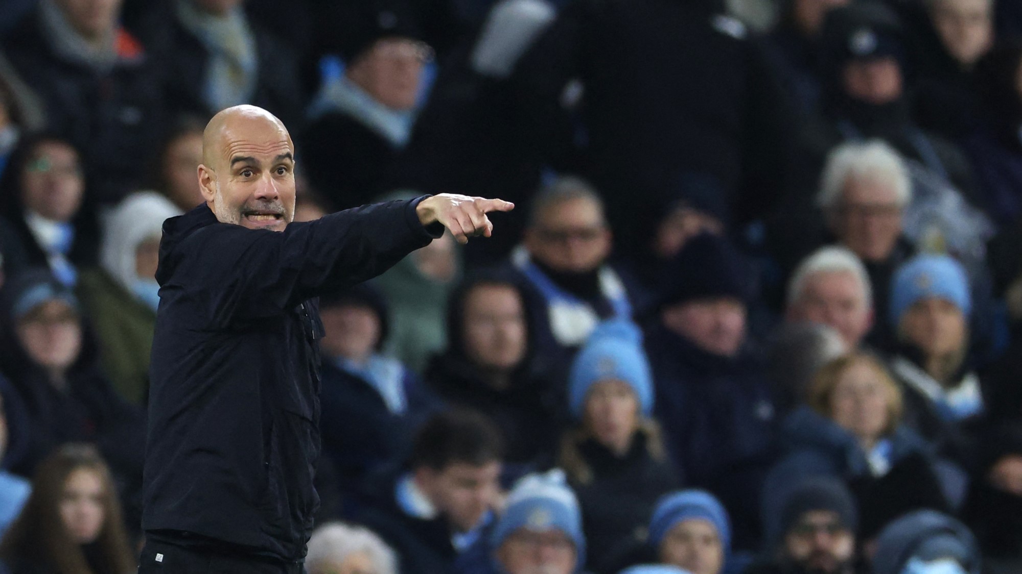 A Manchester City spanyol menedzsere, Pep Guardiola gesztikulál a pálya széléről a Manchester City és a West Ham United közötti angol Premier League labdarúgó-mérkőzésen a manchesteri Etihad Stadionban.