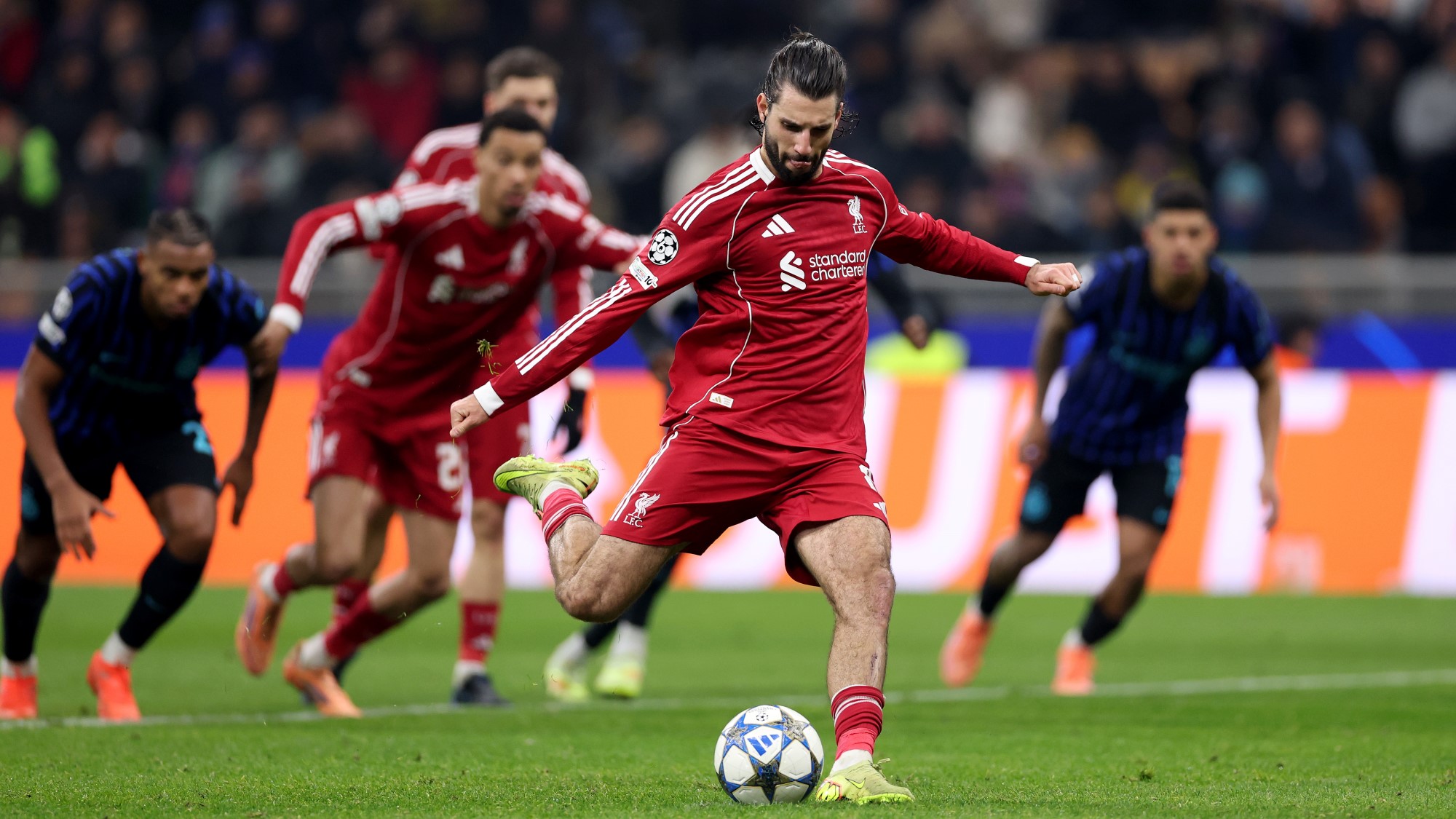 Szoboszlai Dominik, a Liverpool FC játékosa szerezte az egyetlen gólt az UEFA Bajnokok Ligája 6. fordulójában az Inter ellen, a milánói San Siro Stadionban, 2025. december 9-én.