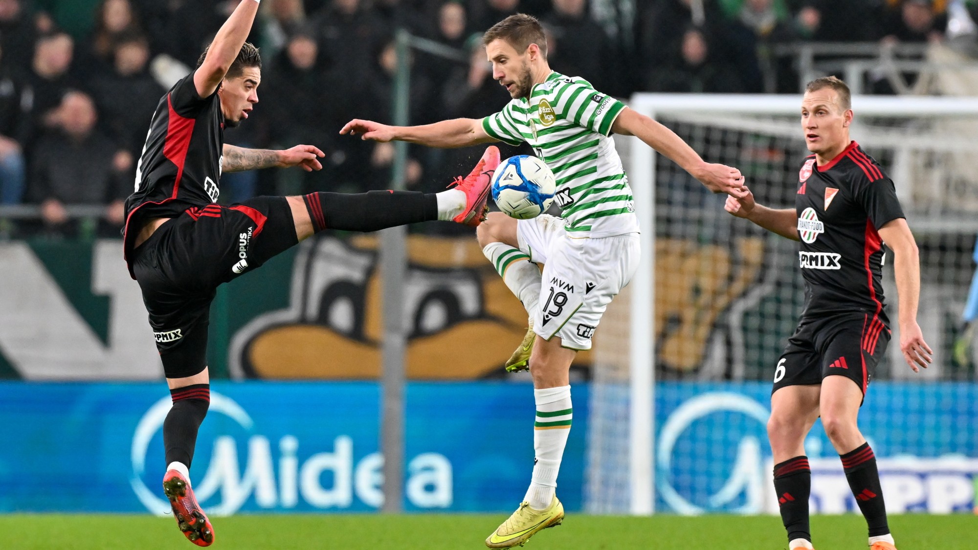 Mejias (b) és Lang Ádám, a Debrecen és Varga Barnabás, a Ferencváros (k) játékosa a labdarúgó Fizz Liga 17. fordulójában játszott Ferencvárosi TC - Debreceni VSC mérkőzésen a Groupama Arénában 2025. december 14-én.