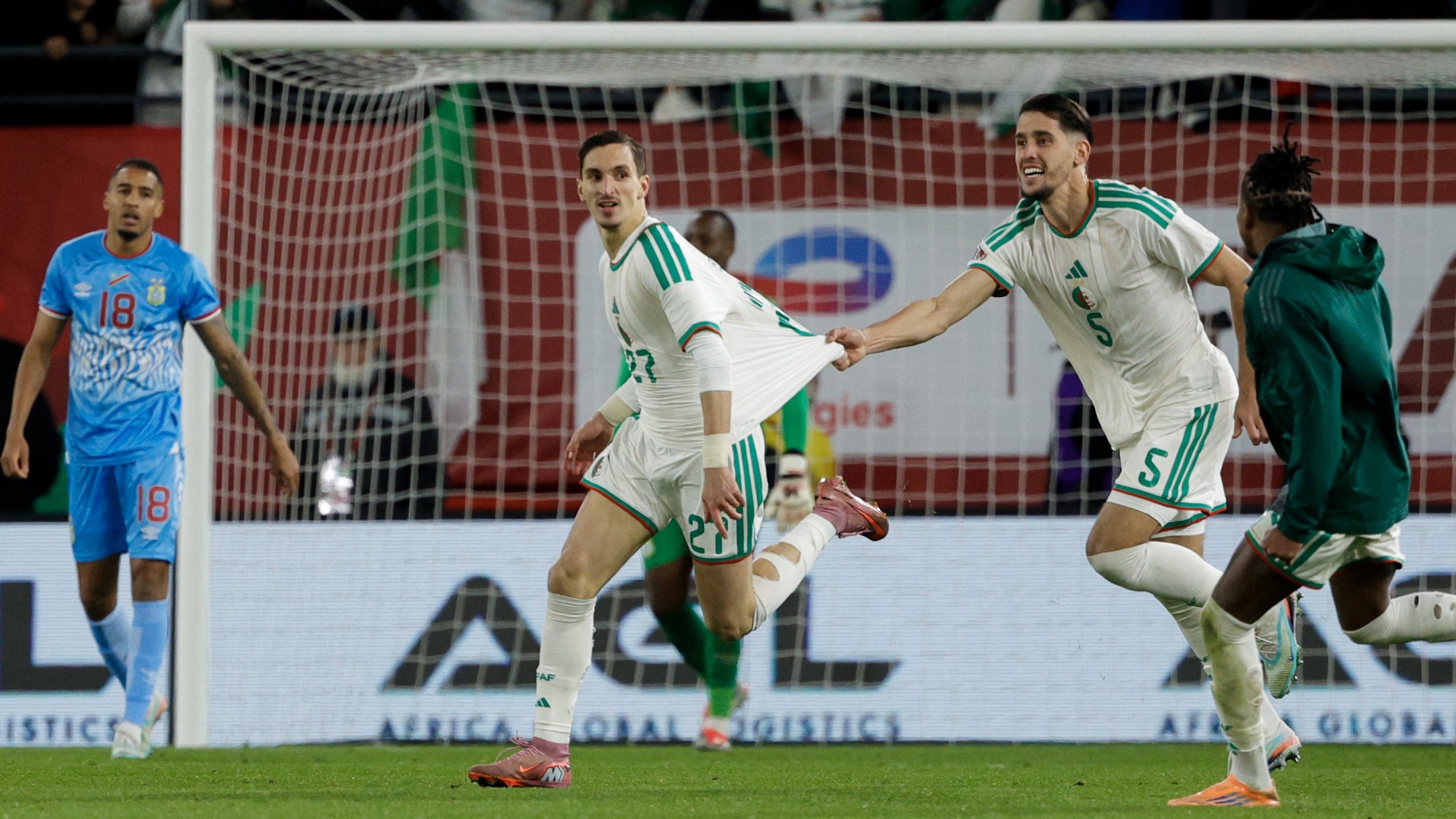 Az algériai Adil Bulbina ünnepli a gólját.