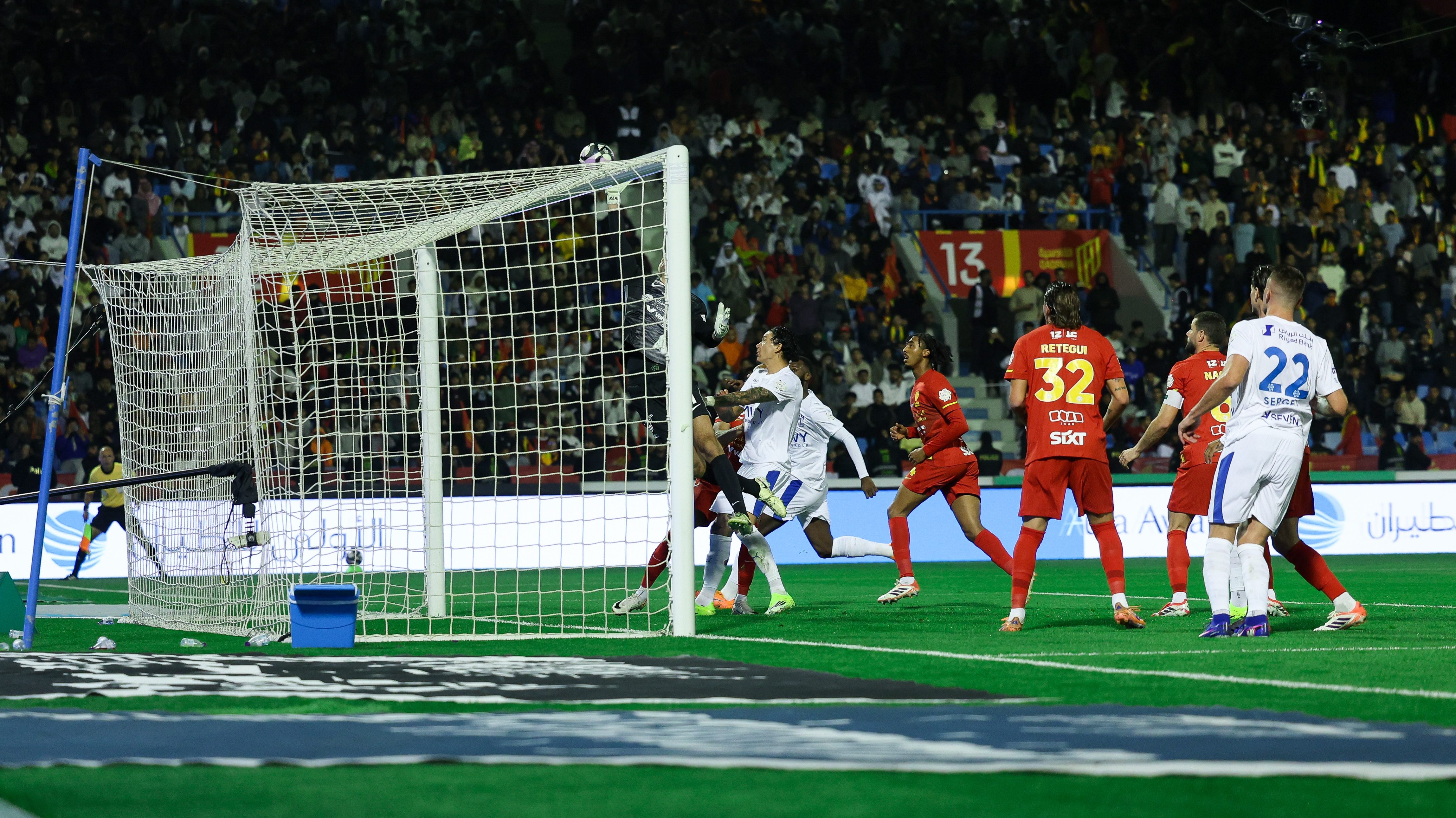 Rúben Neves szöglete talál utat a kapuba.