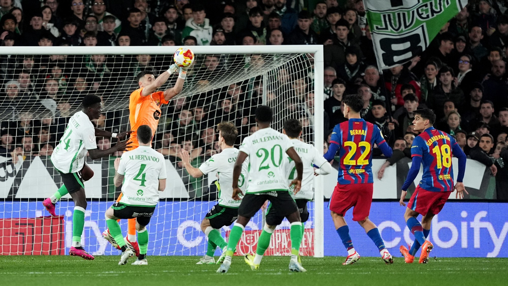 Joan García, a Barcelona kapusa a Racing Santander elleni mérkőzésen.