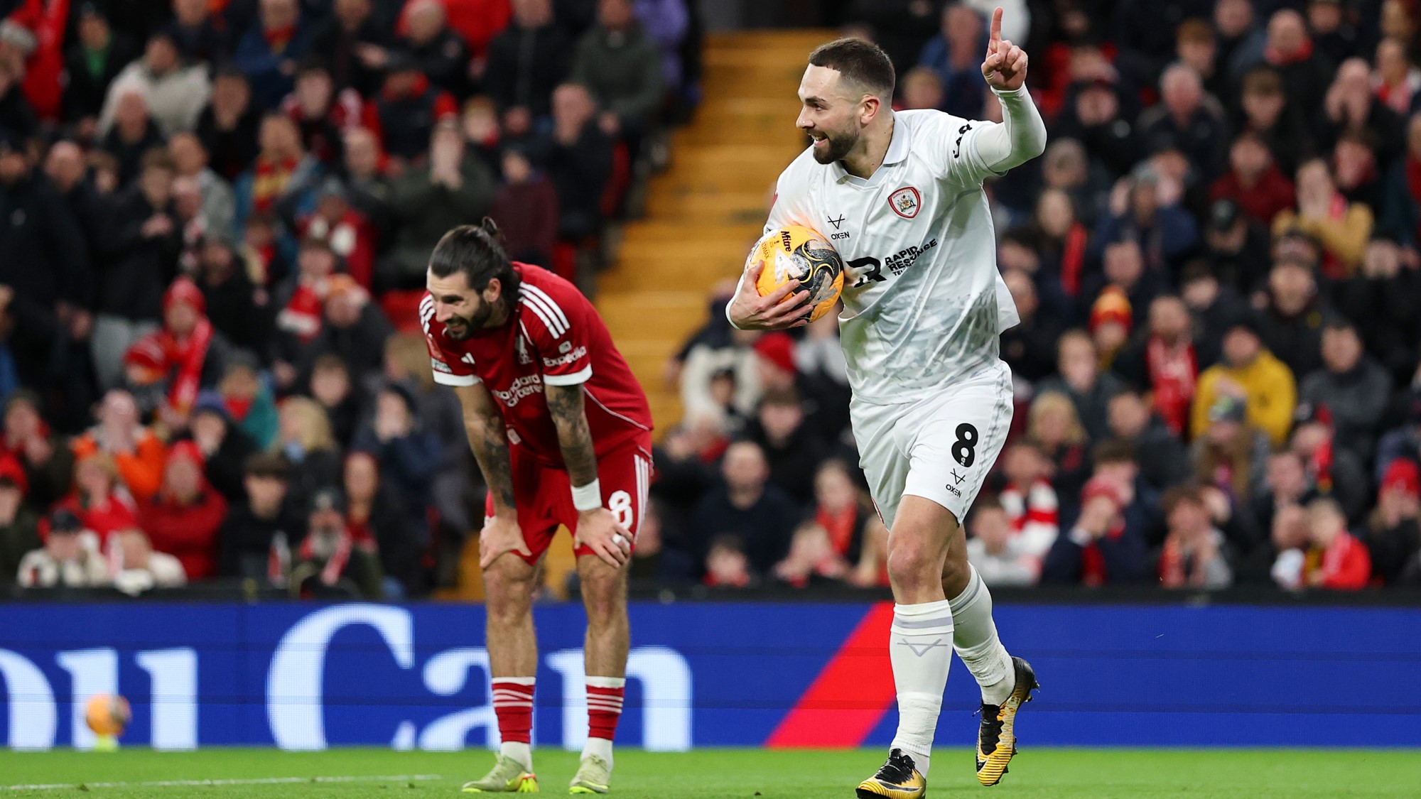 Adam Phillips ünnepel, miután gólt szerzett Szoboszlai Dominik hibáját követően.