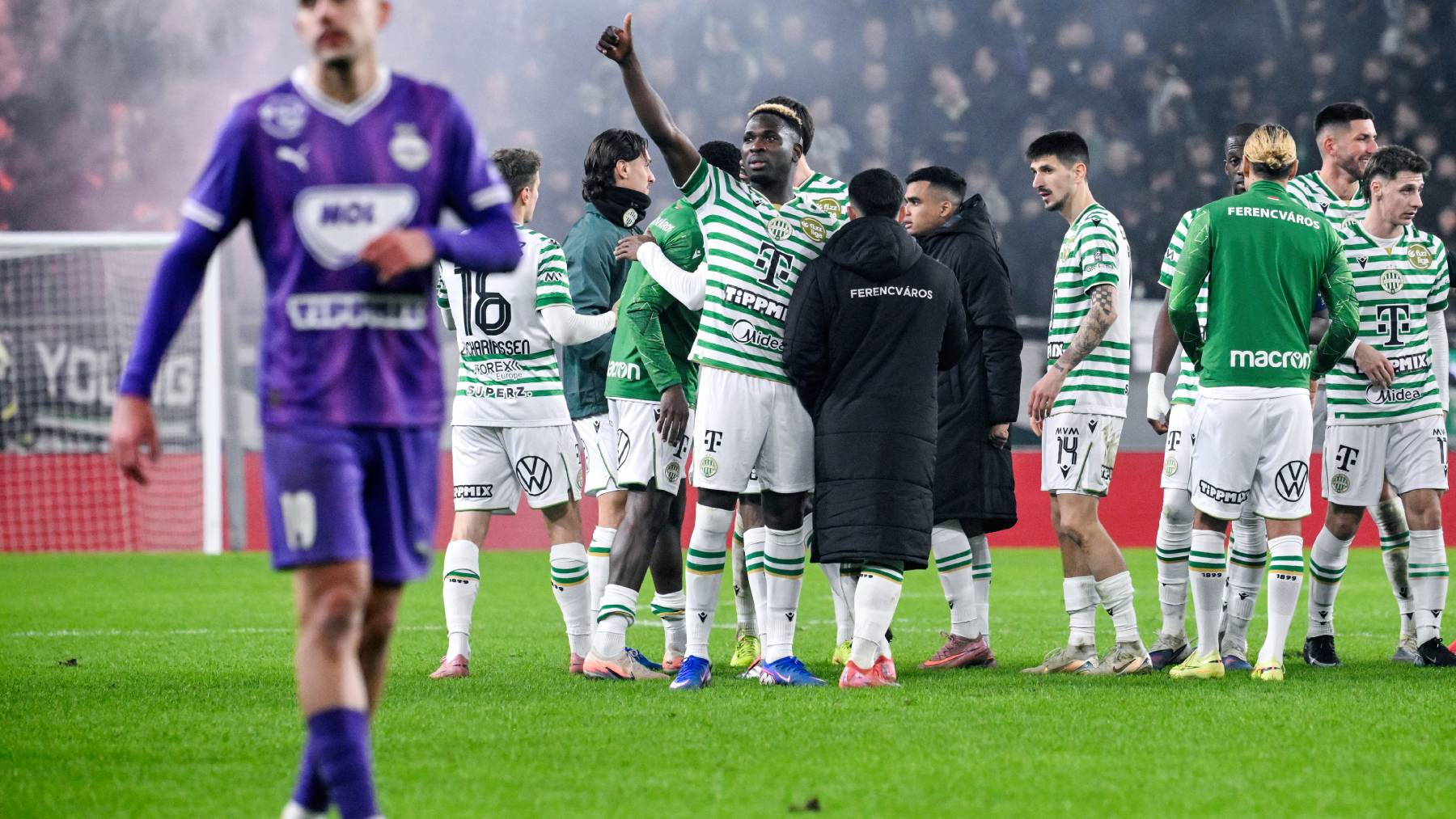 Budapest, 2026. február 7. A Ferencváros játékosai a Fizz Liga 21. fordulójában játszott Ferencvárosi TC–Újpest FC-mérkőzés végén a Groupama Arénában 2026. február 7-én. A Ferencváros nyert 3-0-ra. MTI/Purger Tamás