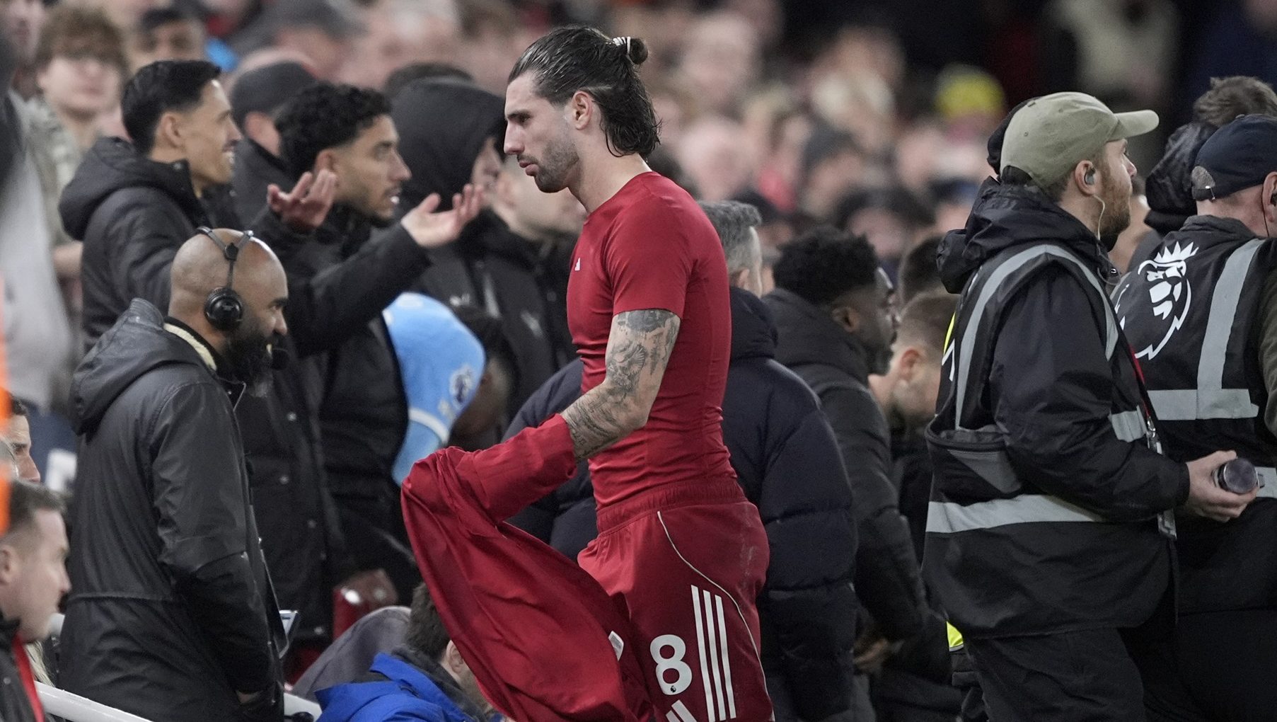 Szoboszlai Dominik csalódottan hagyja el a pályát kiállítása után.