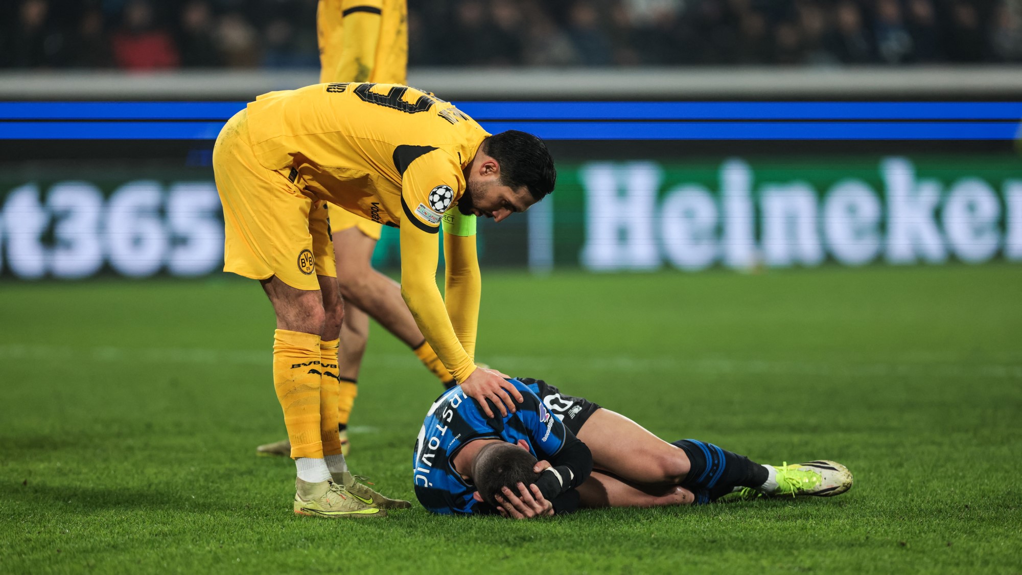 Nikola Krstovic, miután fejbe rúgták az Atalanta és a Dortmund Bajnokok Ligája-mérkőzésén.