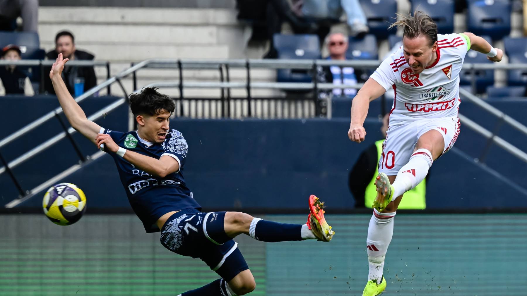 Felcsút, 2026. március 22. Kern Martin, a Puskás Akadémia FC (b) és Dzsudzsák Balázs, a DVSC játékosa a labdarúgó Fizz Liga 27. fordulójában játszott Puskás Akadémia FC-DVSC mérkőzésen a felcsúti Pancho Arénában 2026. március 22-én.