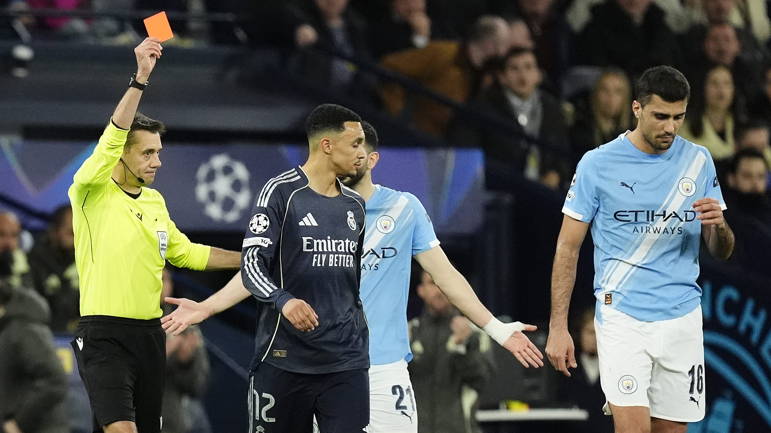 Bernardo Silva piros lapja.