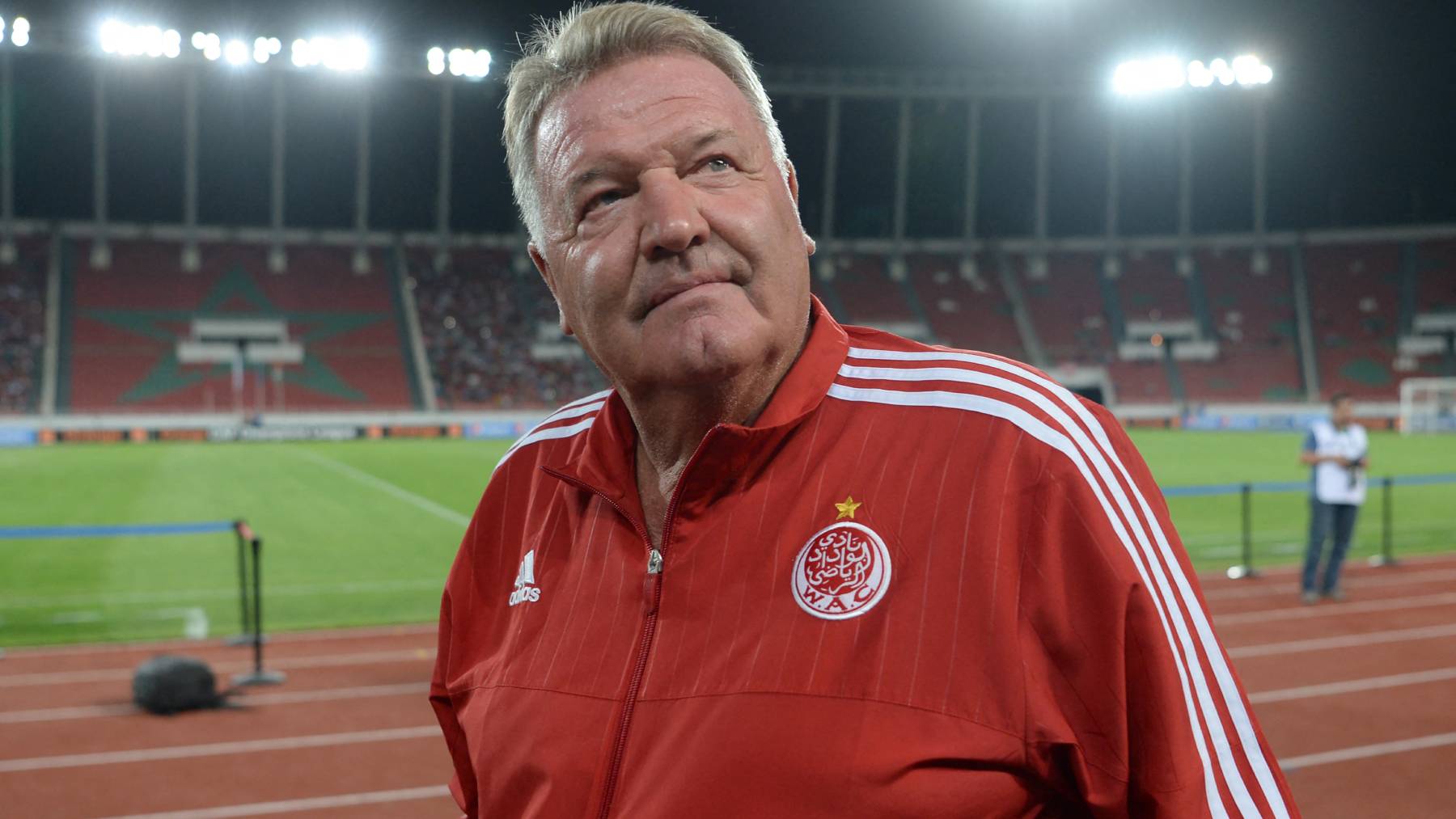 (FILES) Wydad Athletic Club's coach John Toshack arrives at the match against the Asec Mimosas club during the 20th edition of CAF Champion League in Rabat on August 14, 2016. Liverpool and Wales great John Toshack, who managed Real Madrid and his national team, has been diagnosed with dementia his son announced on March 25, 2026.
