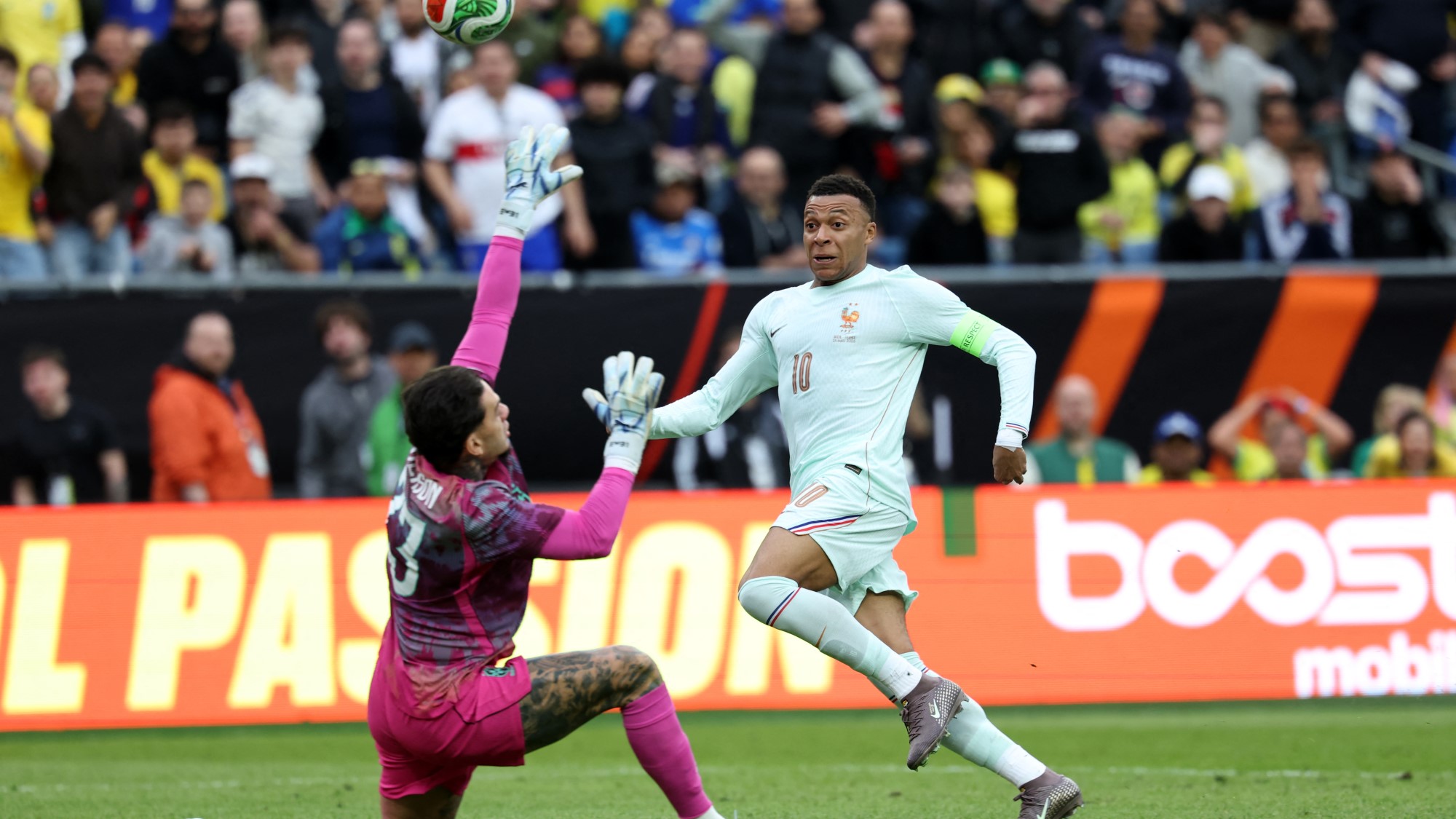 Kylian Mbappé, amint gólt szerez a brazilok elleni mérkőzésen.