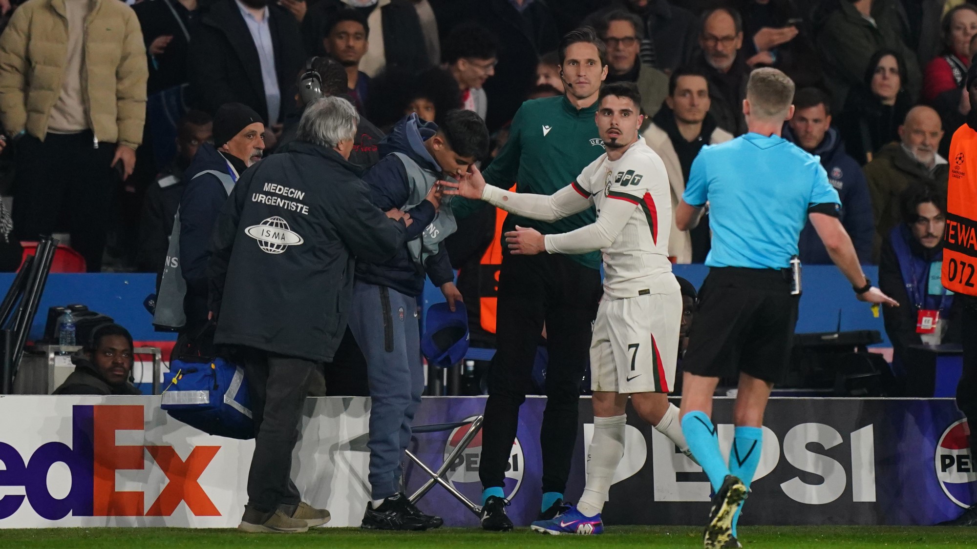 Pedro Neto, a Chelsea játékosa fellökött egy labdaszedőt a PSG elleni Bajnokok Ligája-mérkőzésen.